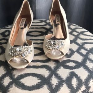 Badgley Mischka cream satin dress shoe.